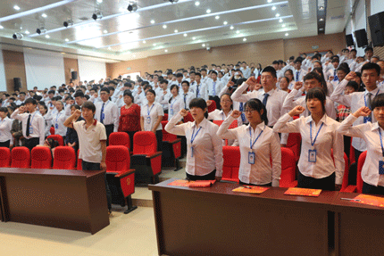 软件技术专业和电子商务专业学生在开学典礼上立军令状