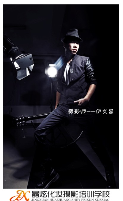 2：在晶炫学校学习专业化妆造型课程的同学，可以享受免费拍摄不少于200张的个人化妆造型作品的待遇，照片都是全部免费赠送!