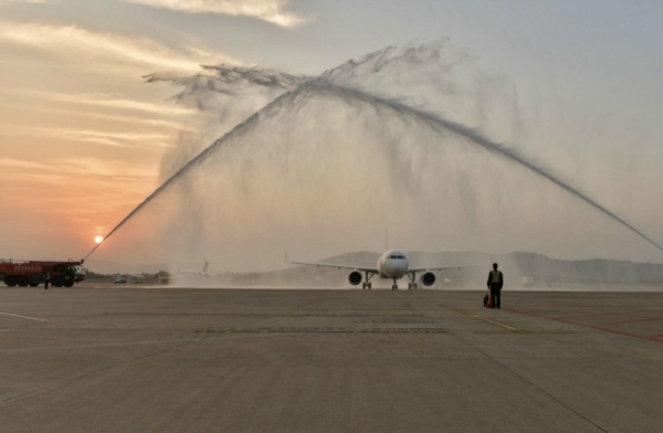 图：飞机过水门仪式　摄影：谭颜