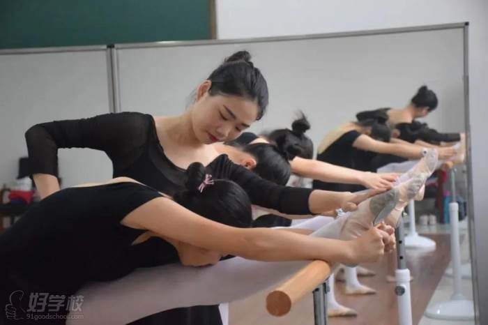 北大公学肇庆实验学校 舞蹈练习 北大公学肇庆实验学校 舞蹈练习