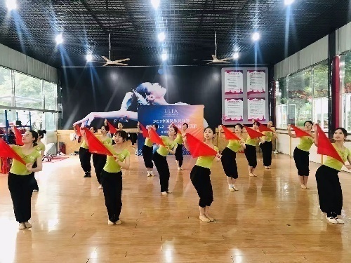 成都华夏商务旅游学校（舞蹈表演专业）（民族音乐与舞蹈专业）